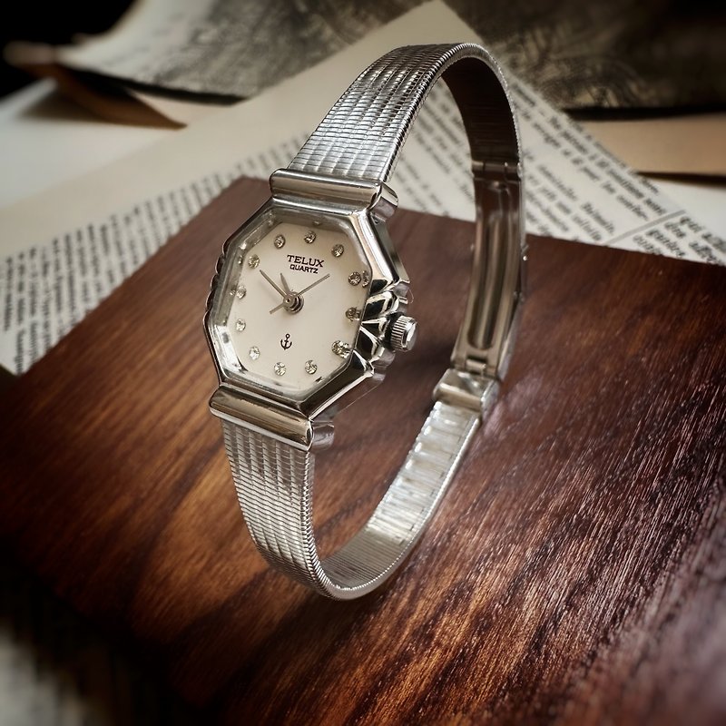 Early 1990s Japanese TELUX Quartz Watch Huit - นาฬิกาผู้หญิง - สแตนเลส สีเงิน