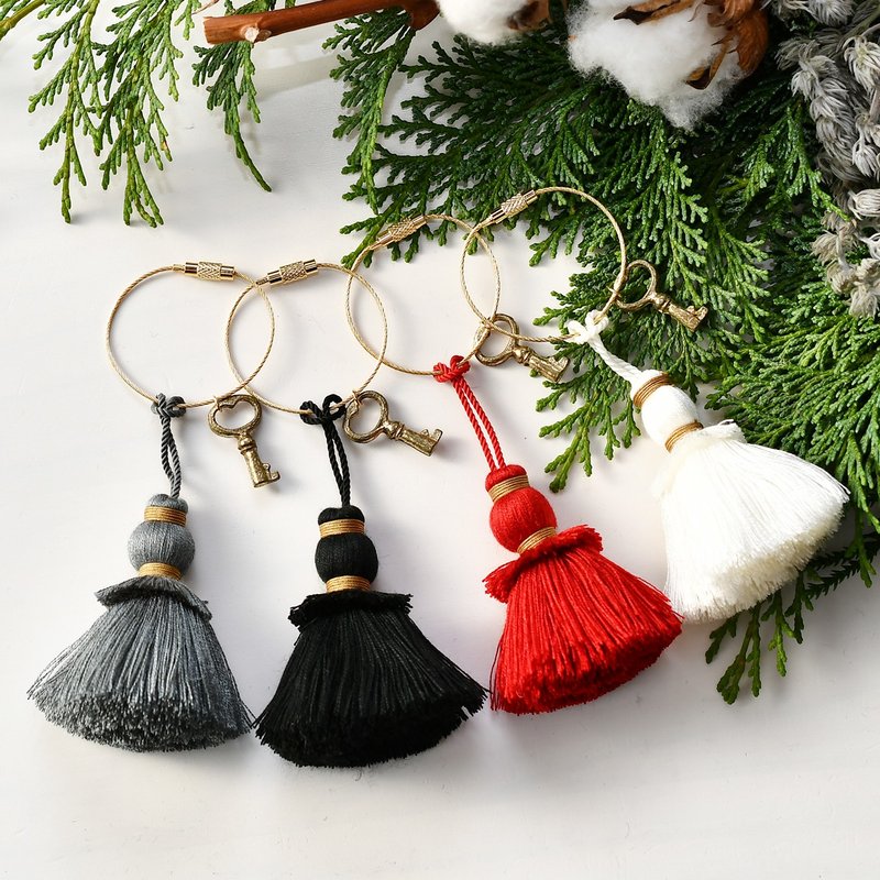 Tassel key chain /Winter - ที่ห้อยกุญแจ - เส้นใยสังเคราะห์ สีแดง