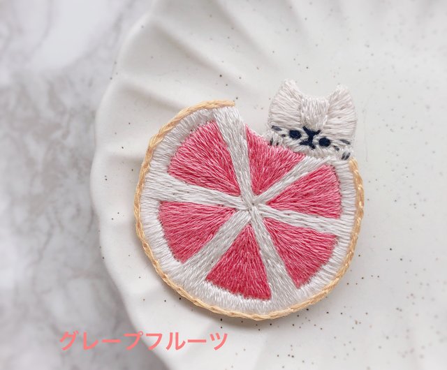 フルーツをかじる猫の刺繍ブローチ【受注生産】 - ショップ ちむねこ