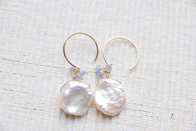 Petal Keshipearl and tanzanite earrings 14kgf - Earrings & Clip-ons - Gemstone White