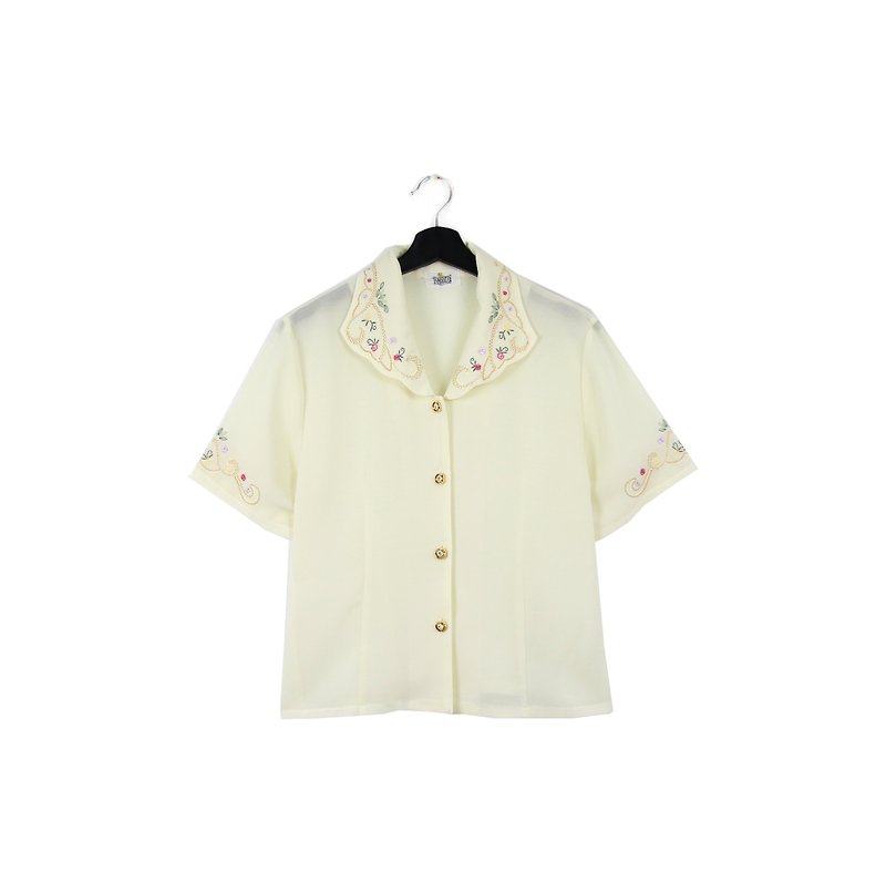 Back to Green:: silk shirt powder light yellow embroidery flower gold buckle / / vintage shirt / / - เสื้อเชิ้ตผู้หญิง - ผ้าไหม 