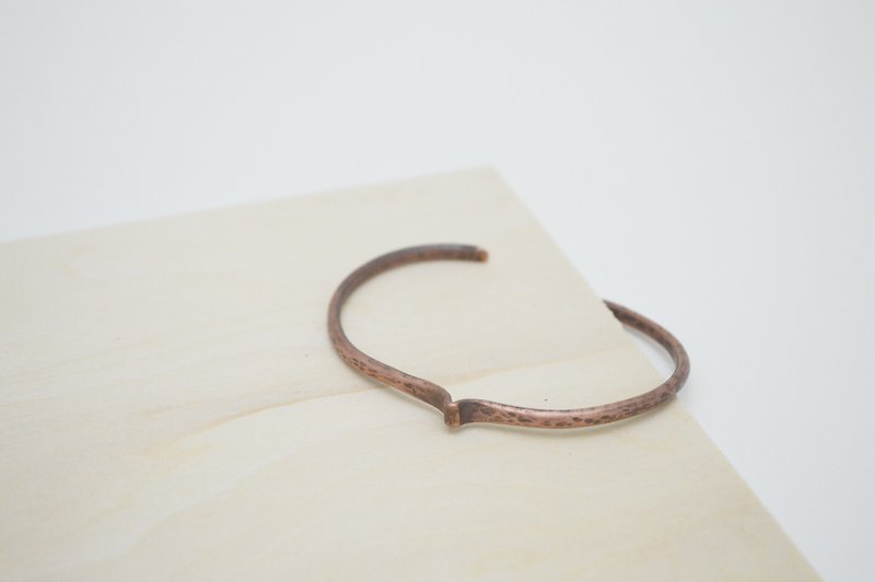 Surrounding-no.10‧copper bangle - Bracelets - Other Metals Brown