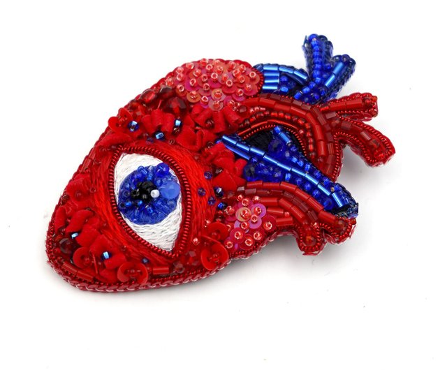 ブローチ4点 ビーズ刺繍 ハンドメイド . ぐるぐる縫いとめて ビーズでふちどるきらきらビジューブローチの会