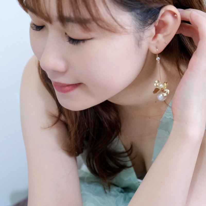 Fifna | Matt Gold Three-dimensional Petals Swarovski Pearl Drop Earrings Bridal Earrings Wedding - ต่างหู - โลหะ สีทอง