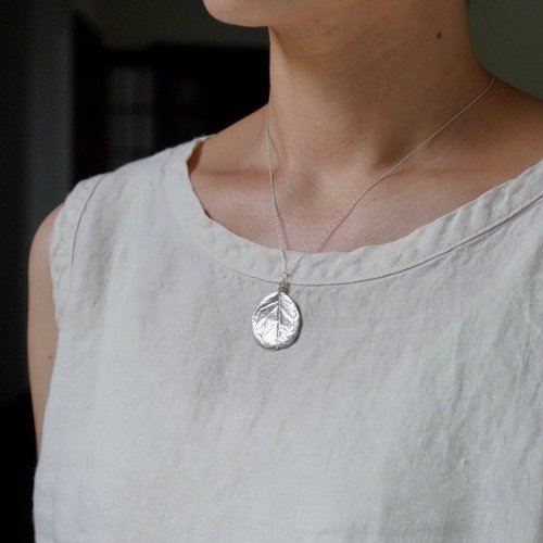 Feijoa leaf stone necklace (round) [P074SV(ST)]