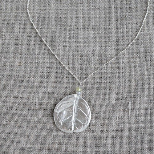 Feijoa leaf stone necklace (round) [P074SV(ST)]