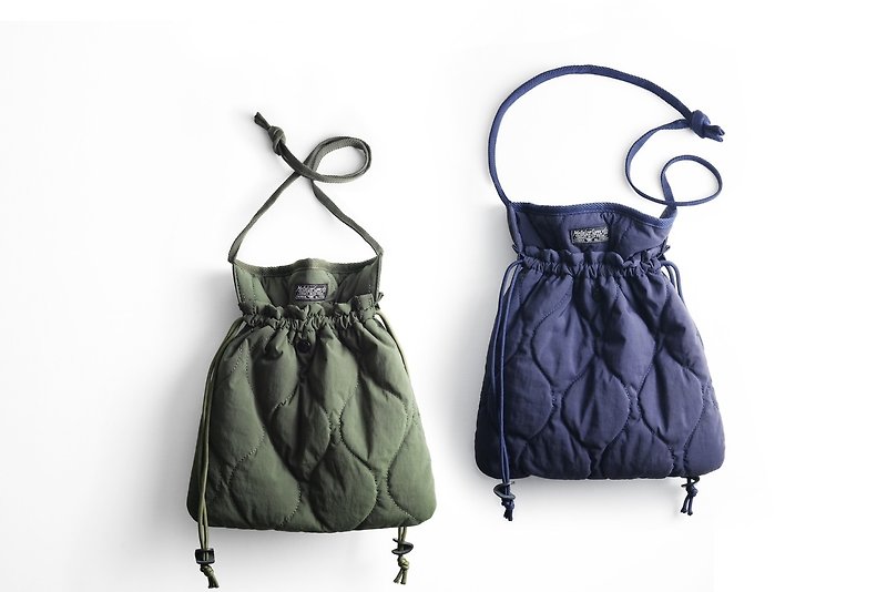 Urban Apron Bag Quilted Drawstring Small Bag - กระเป๋าแมสเซนเจอร์ - วัสดุอื่นๆ สีน้ำเงิน