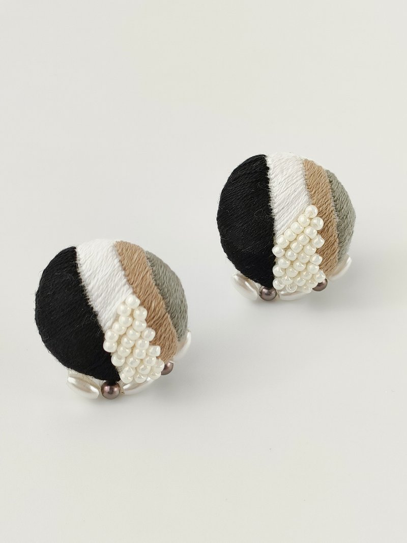 モノトーン刺繍イヤリング - 耳環/耳夾/耳骨夾 - 棉．麻 黑色