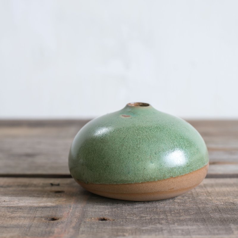 栗子瓶 / 手拉坏・釉燒花器・手作陶藝 - 花瓶/花器 - 陶 綠色