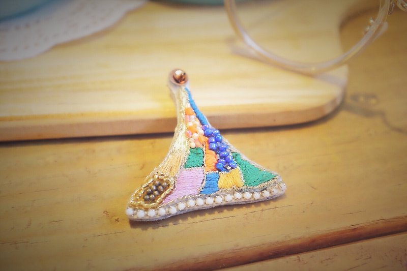 Korakuen KoraKuen embroidery pin: Dream small tent Ko06 / clown's hat - playful color - Brooches - Thread Multicolor