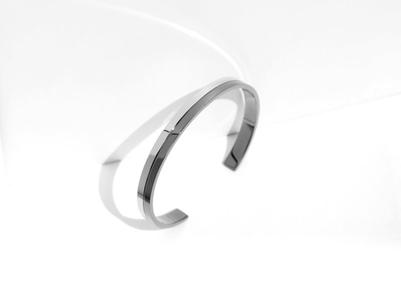 Linear Cuff Bracelet | Grey | Engravable - สร้อยข้อมือ - สแตนเลส สีเงิน