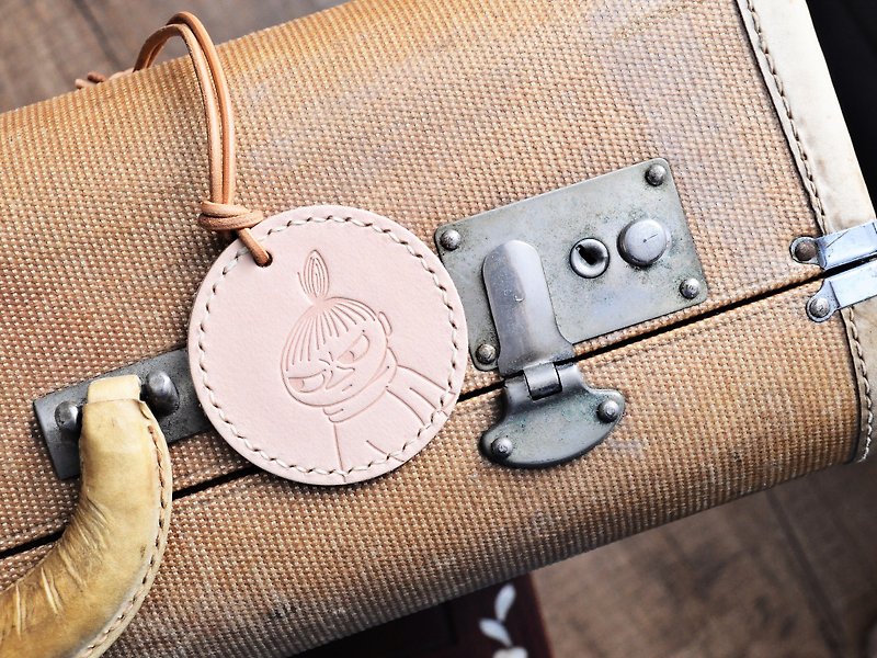 MOOMIN x Hong Kong-made leather Aramco luggage tag key ring natural material package is officially authorized - เครื่องหนัง - หนังแท้ สีกากี
