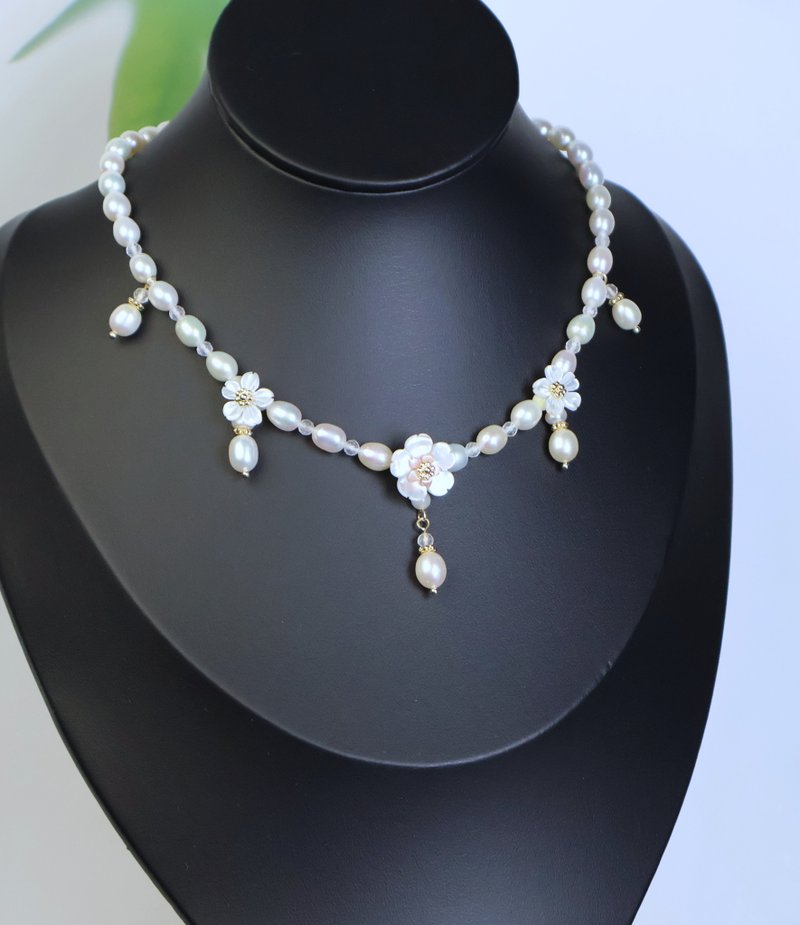 Lemon handmade hair accessories, natural freshwater pearl butterfly oyster, cher - Necklaces - Pearl White