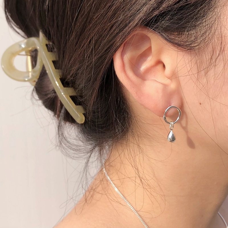 Falling drop pierced earrings 01 - ต่างหู - เงินแท้ สีเงิน