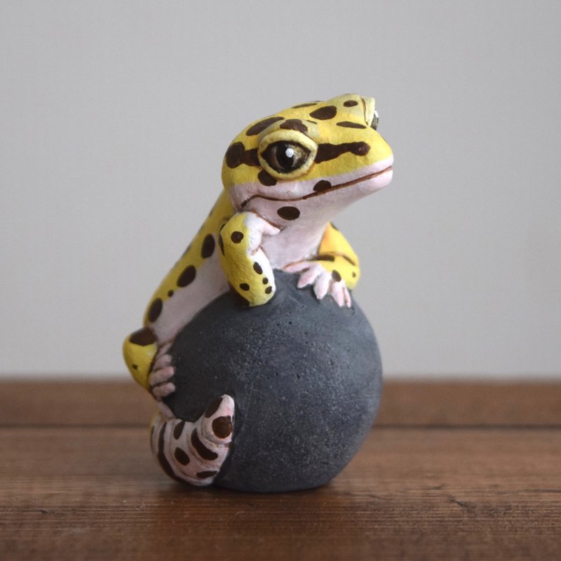 The leopardgecko  on the stone(High Yellow) - ของวางตกแต่ง - วัสดุอื่นๆ สีเหลือง