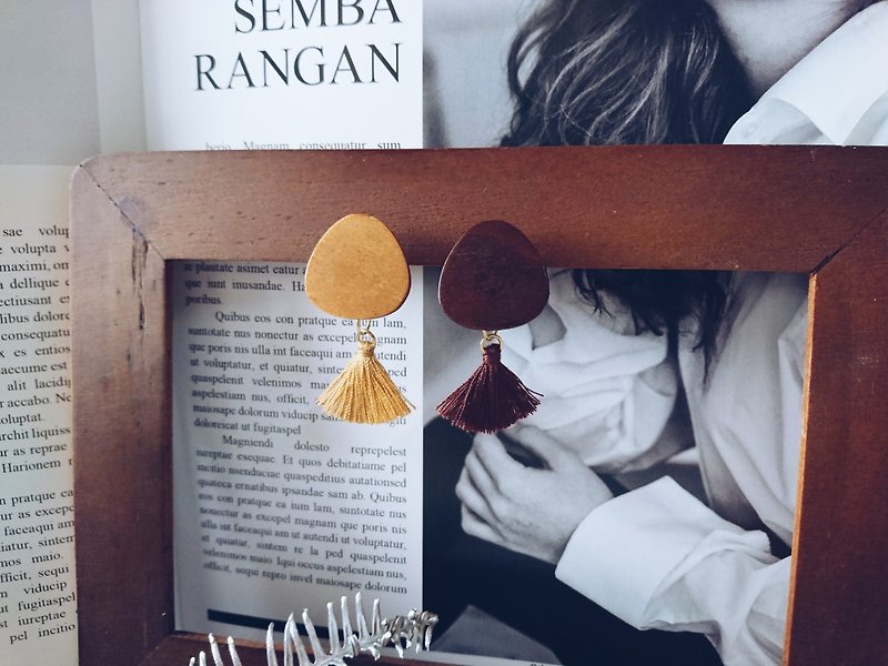 Autumn and winter color triangle wooden earrings Clip-On - ต่างหู - ไม้ สีนำ้ตาล