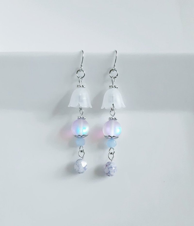 すずらんビーズとルナフラッシュの幻想的な淡いパープル色のピアス 誕生日プレゼント ふんわり チェコビーズ アレルギー対応ピアスまたはイヤリングに変更可能 - 耳環/耳夾/耳骨夾 - 玻璃 白色
