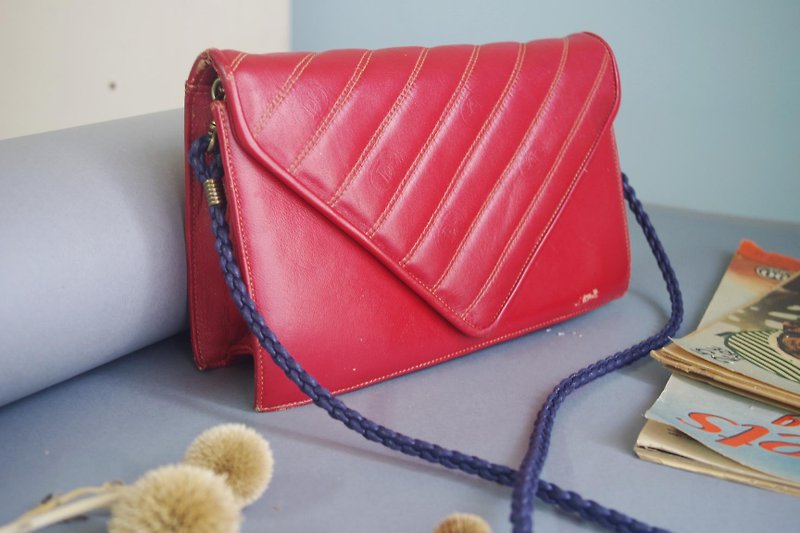 Nordic Antique Bag - 80's Red Shell Embossed Side Back Square Bag - กระเป๋าแมสเซนเจอร์ - หนังแท้ สีแดง