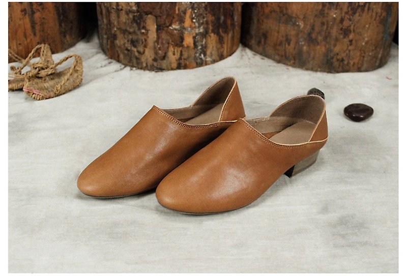 Handmade personality retro single shoes leather low heel casual shoes - รองเท้าลำลองผู้หญิง - หนังแท้ สีกากี