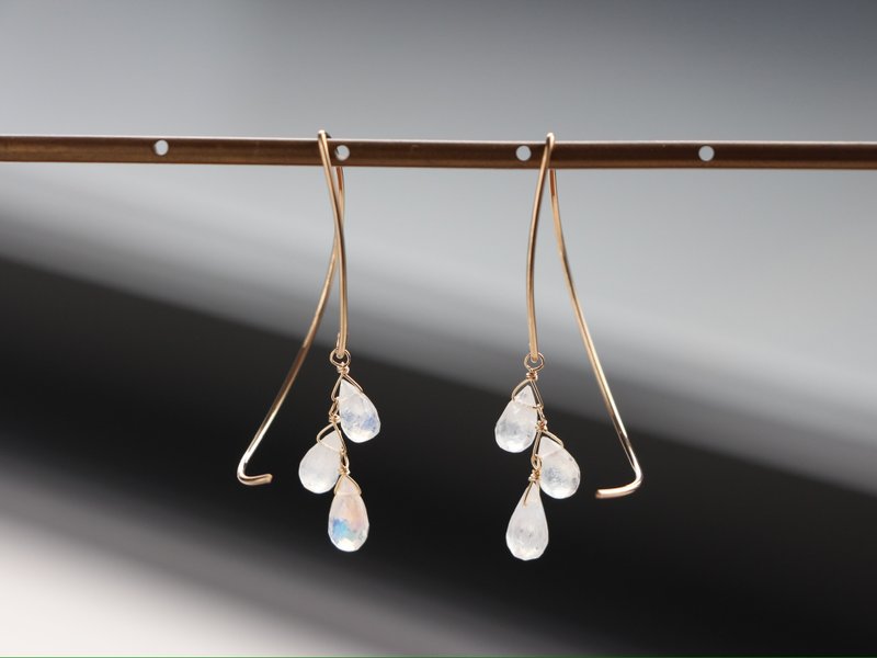 14kgf- Rainbow moonstone half curl pierced earrings - Earrings & Clip-ons - Gemstone White