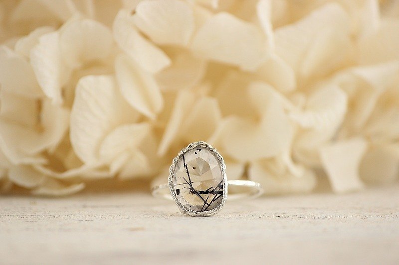 SALE silver tourmaline in quartz silver ring - แหวนทั่วไป - เครื่องเพชรพลอย สีดำ
