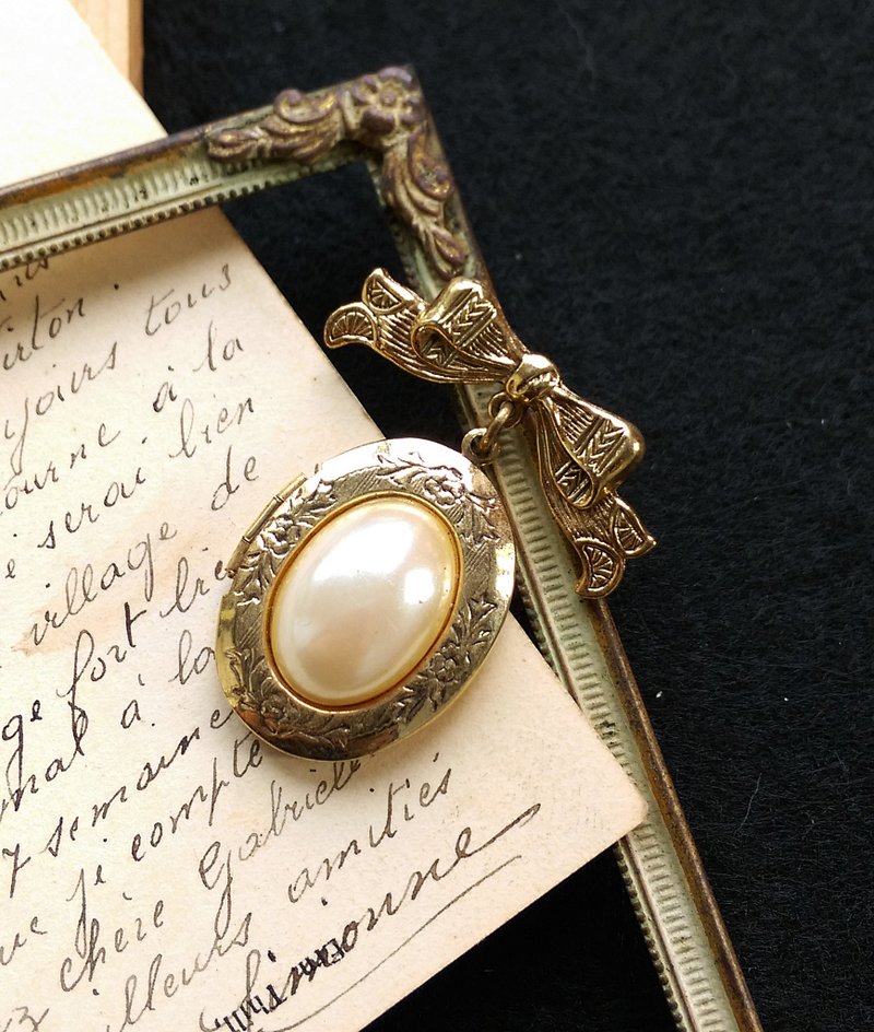 【美國西洋古董飾品】1928 優雅 蝴蝶結 locket 仿珠 別針  胸針 - 徽章/別針 - 其他材質 金色