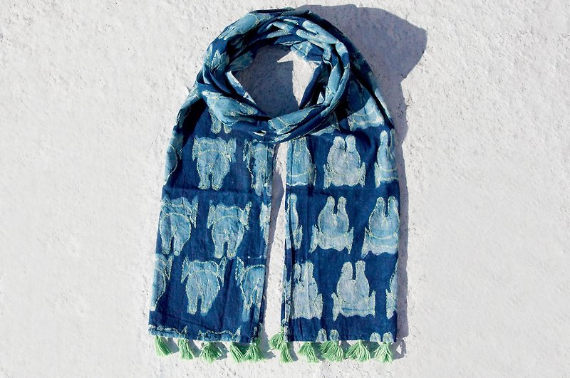 限量一件 indigo手縫絲巾 / 刺繡絲巾 / 手工刺繡圍巾 / 手縫綿線絲巾 - 植物染 藍染 大象的屁股 - 絲巾 - 棉．麻 藍色