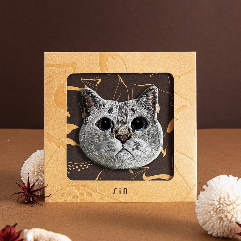 立架大頭貓-刺繡貼紙-藍眼英短貓(A0012-F) - 貼紙 - 繡線 咖啡色