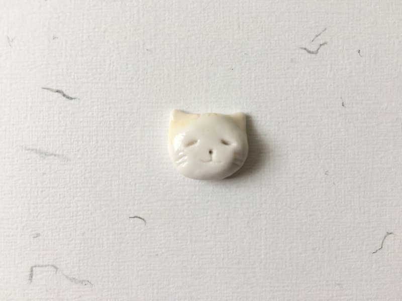 Little Yellow Cat Ceramic Brooch - Cute/ White/ Yellow/ Little cat/ Meow/ Animal/ Smile/ Sweet - เข็มกลัด - เครื่องลายคราม ขาว