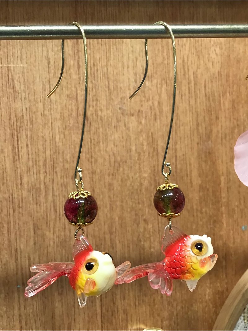 【Chestnut Flower】Summer Festival Crimson Goldfish Earrings - ต่างหู - ทองแดงทองเหลือง สีแดง