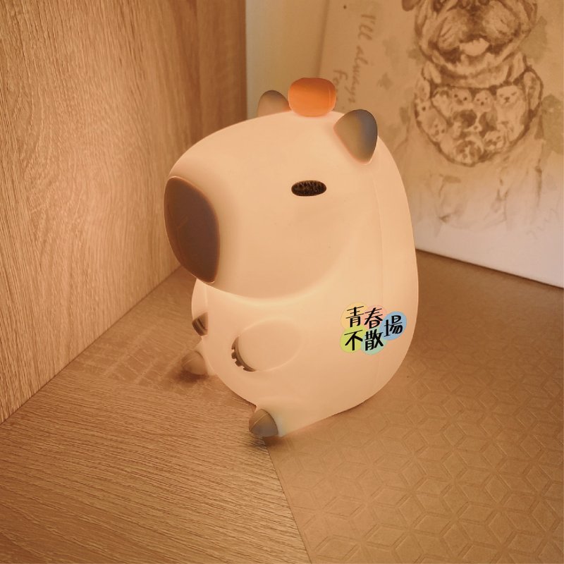 【蒔設計 客製化文字 畢業系列】超Q療癒水豚君 Capybara拍拍燈 - 其他 - 矽膠 