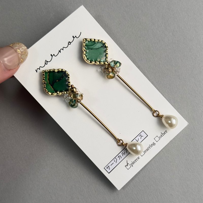 【1点のみ】グリーン　アルコールインクアート　 ロング　ピアス　サージカルステンレス　パール　ゴールド　緑　人と被らない　世界で一つ　金属アレルギー対応 - 耳環/耳夾/耳骨夾 - 樹脂 綠色