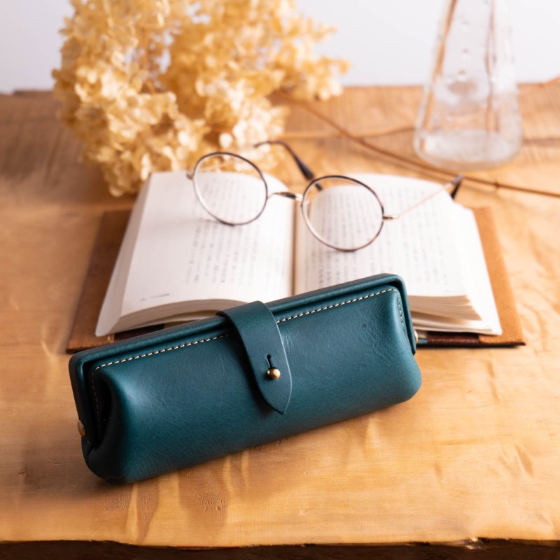 Paka-glass Slim #PeacockBlue Italian Leather Glasses Case [Enrollment Celebration] [Job Celebration] [Customizable Gift] - กล่องแว่น - หนังแท้ สีน้ำเงิน