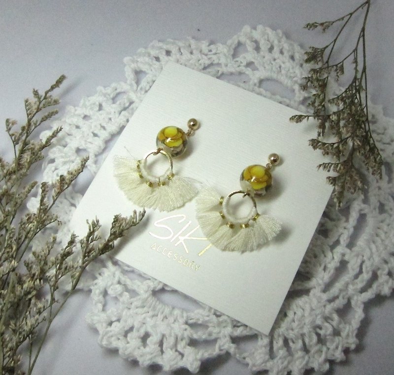 【Can change to ear clips】Japanese painted beads with little fan-shaped tassels - Earrings & Clip-ons - Precious Metals White