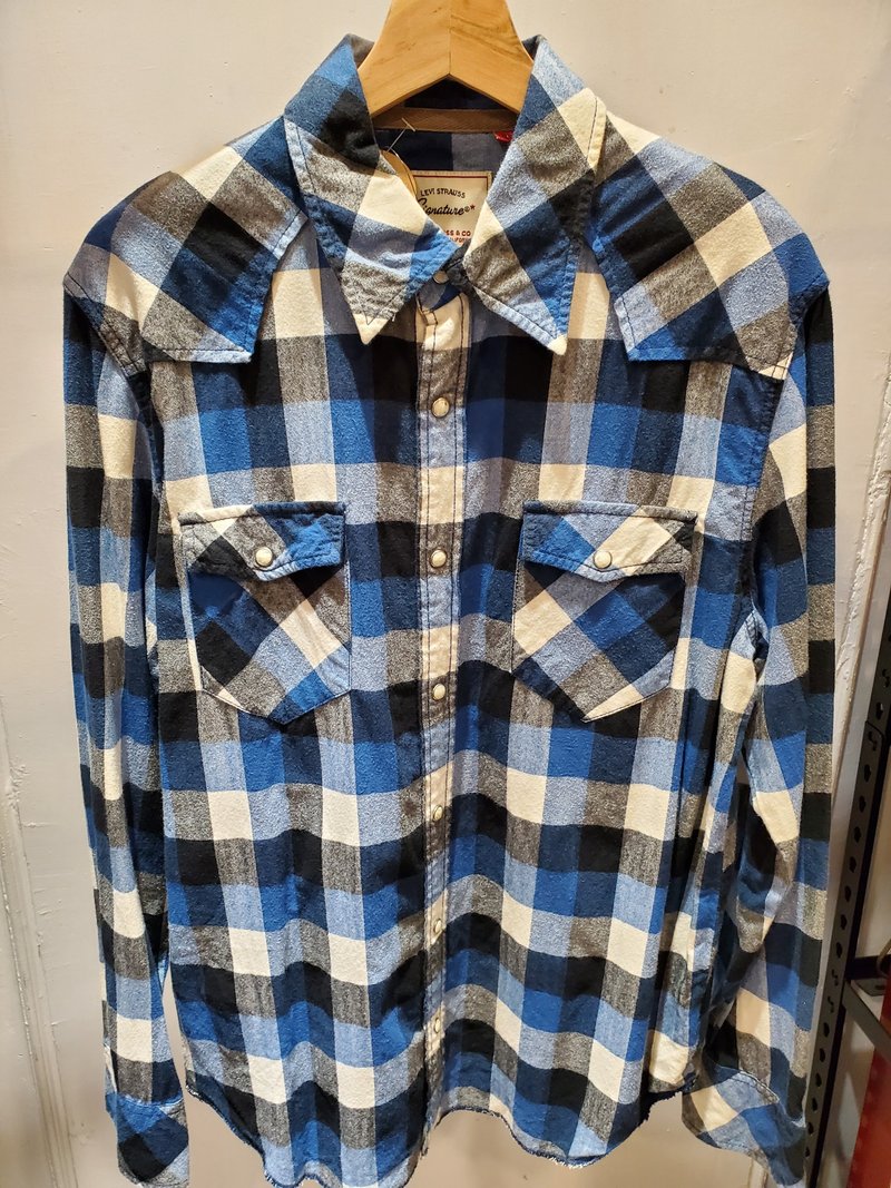A Polished Look: Vintage Japanese Levi's Flannel Shirt - Blue Plaid, Size L, Near Mint Condition - เสื้อเชิ้ตผู้ชาย - ผ้าฝ้าย/ผ้าลินิน สีน้ำเงิน