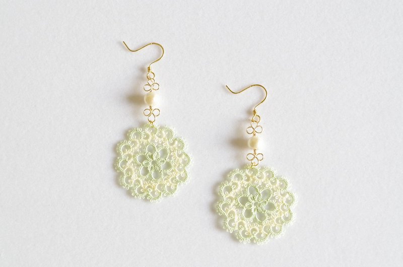 Tatting lace and cotton pearl earrings chamomile - Earrings & Clip-ons - Cotton & Hemp Green
