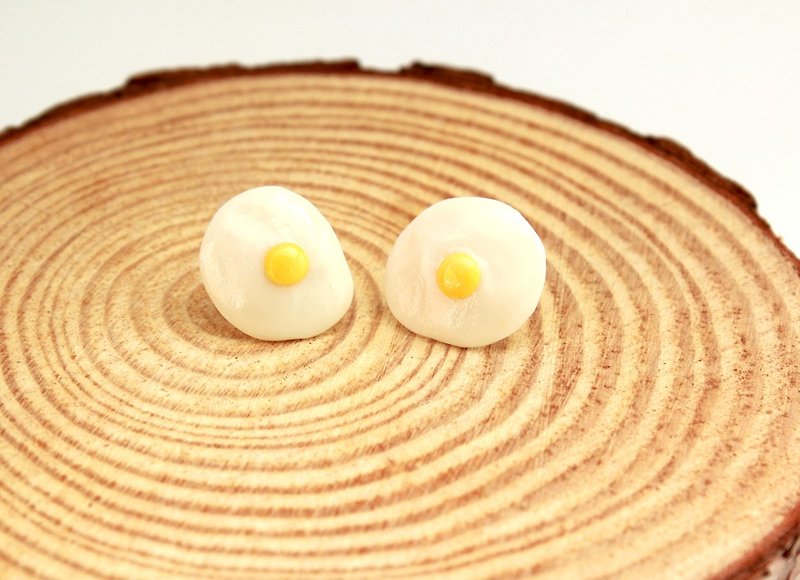 Simple little day poached egg earrings/ear acupuncture - Earrings & Clip-ons - Clay White