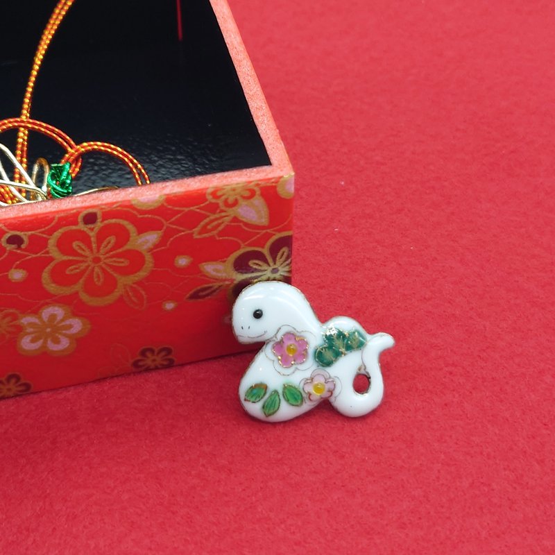 Cloisonne pin brooch with the Chinese zodiac sign (2025, Year of the Snake/Pine, Bamboo and Plum) - เข็มกลัด/พิน - โลหะ ขาว