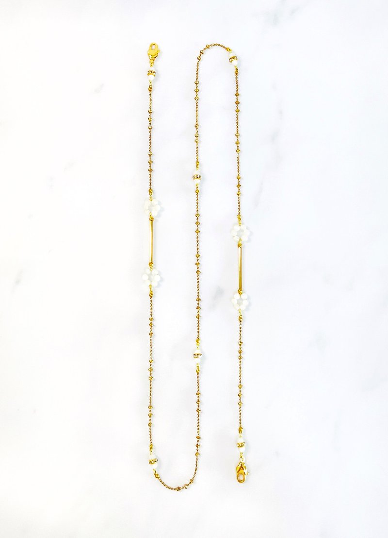 Minertés+ white round flowers‧glasses chain/mask chain+ - Necklaces - Shell White