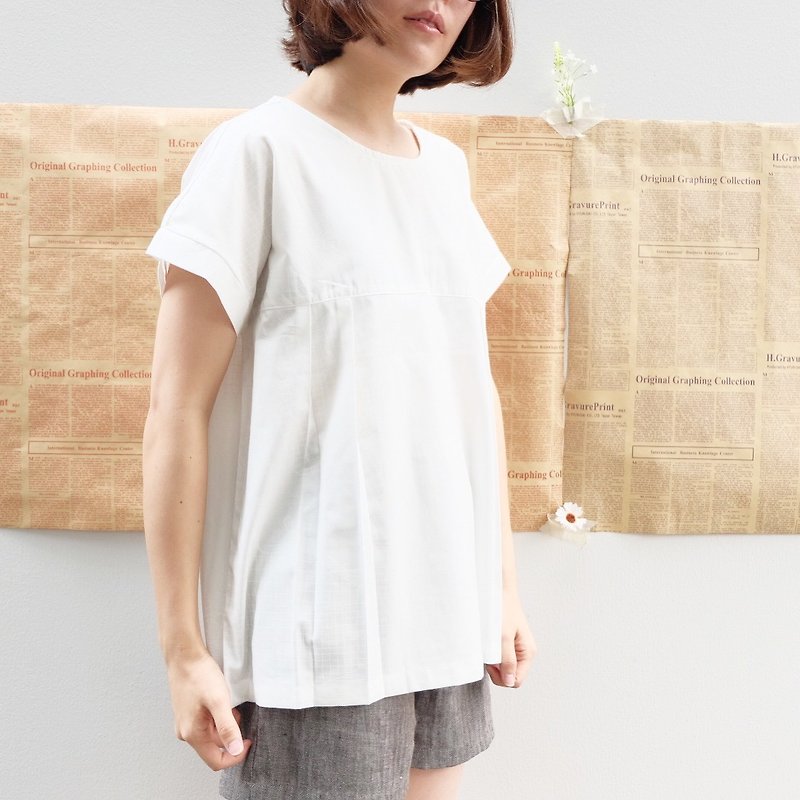 Laura Top : White color with graphic printed - 女上衣/長袖上衣 - 棉．麻 白色