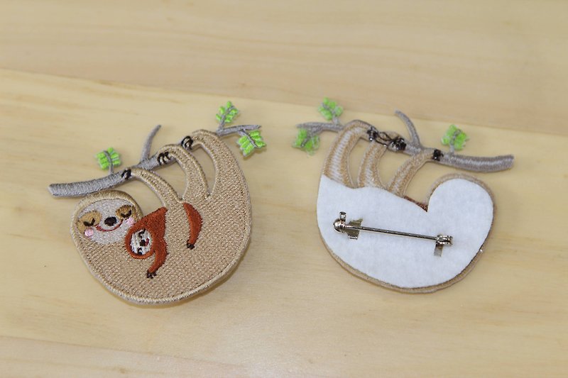 Embroidery Cloth Pins - Big Sloth Series Sloth Mother Cuddles (Single) - Badges & Pins - Thread 