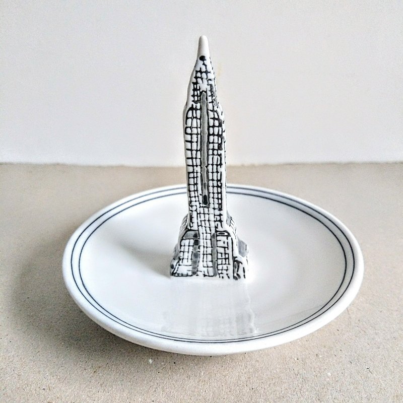 Old American black and white ceramic empire state building ornaments set - Items for Display - Pottery White