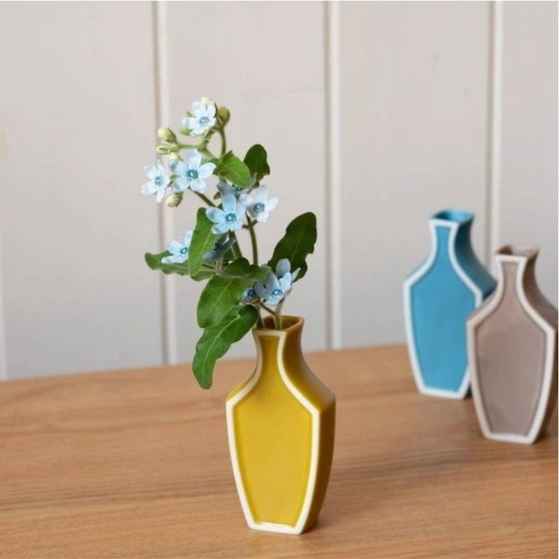 Outlined Design Mini Vase - เซรามิก - เครื่องลายคราม หลากหลายสี