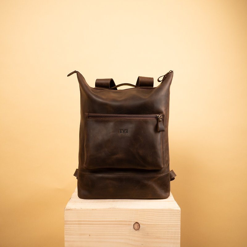 Handcrafted leather backpack. Closes on zipper. - กระเป๋าเป้สะพายหลัง - หนังแท้ สีนำ้ตาล