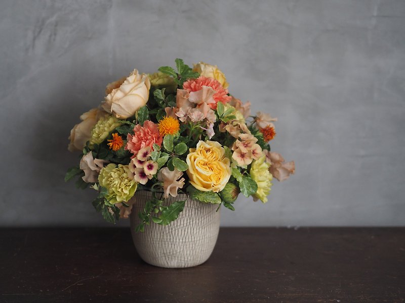 新鮮で暖かいオレンジ色の鉢植えflowers_flowers - ドライフラワー・ブーケ - 寄せ植え・花 オレンジ