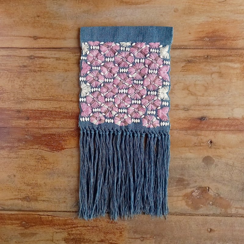 草木染めの手刺繍タペストリー / 藍グレー×ピンク刺繍 / 手織りコットン / 1点もの / one-of-a-kind ファブリックポスター - 壁貼/牆壁裝飾 - 棉．麻 藍色