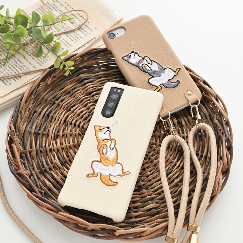 【販売終了】スマホケース 多機種対応 【 刺繍 へそ天 柴犬 】 ショルダーストラップ スマホショルダー 手ぶら 犬の日 A180I - 手機殼/手機套 - 真皮 白色