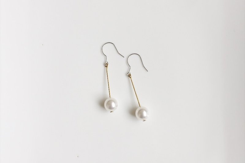 Single Simple Swarovski Crystal Pearl Earrings - ต่างหู - เครื่องเพชรพลอย ขาว