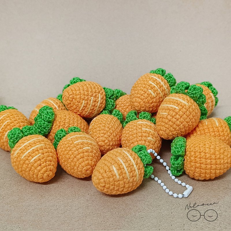 Carrot crochet keychain Amigurumi - 吊飾/掛飾 - 其他材質 橘色