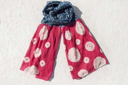 omhandmade 藍染絲巾/蠟染刺繡絲巾/植物染圍巾/indigo漸層綿線絲巾-紅色點點
